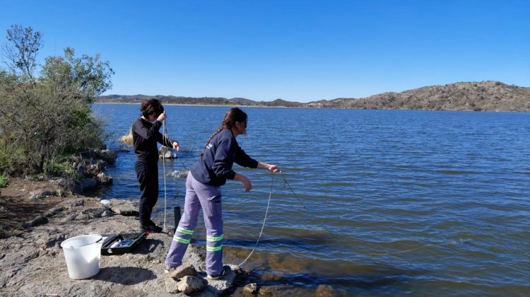 San Luis Agua tomó muestras de los diques Potrero y Cruz de Piedra