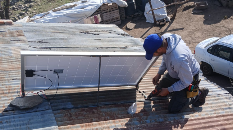 Realizan mantenimiento de kits solares en hogares de la región Norte Serrano