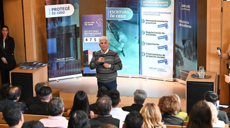 Poggi entregó escrituras, actas de protección de viviendas y decretos de financiamiento en Merlo