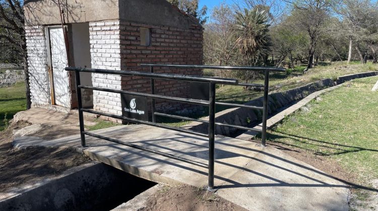 San Luis Agua construyó un puente peatonal en el canal del ‘Primer Badén’