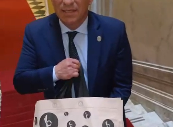 El Gobernador le obsequió a Milei productos elaborados por emprendedores sanluiseños