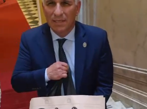 El Gobernador le obsequió a Milei productos elaborados por emprendedores sanluiseños