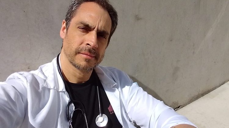 El médico que aprendió a sanar desde ambos lados de la camilla