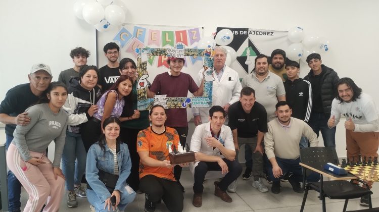 Benjamín celebró sus 19 años con un torneo de ajedrez en el Hospital ‘Carrillo’