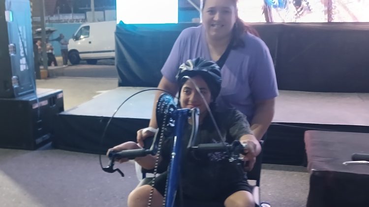 “Estoy muy contenta por recibir la bici porque ahora voy a poder salir con mis amigos a pasear”