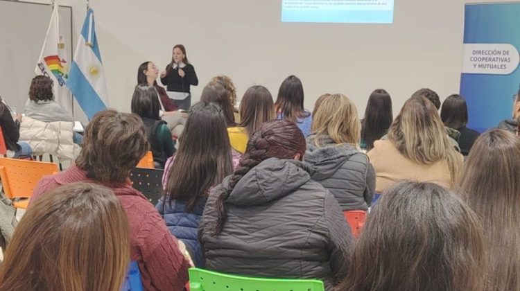 Unos 430 docentes se capacitaron en cooperativismo escolar