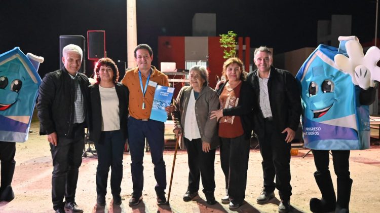 Poggi entregó las llaves a seis familias que empezaron a crear recuerdos en sus nuevos hogares