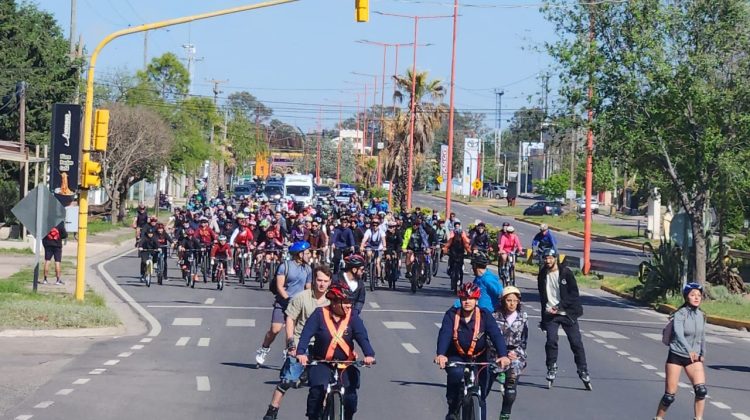 Alumnos con TuBi llevaron el mensaje de paz en una bicicleteada