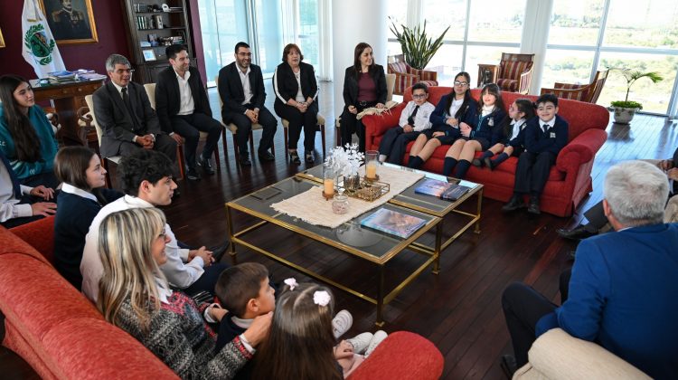 La comunidad educativa del Colegio Santa María invitó al Gobernador al estreno de su primer musical