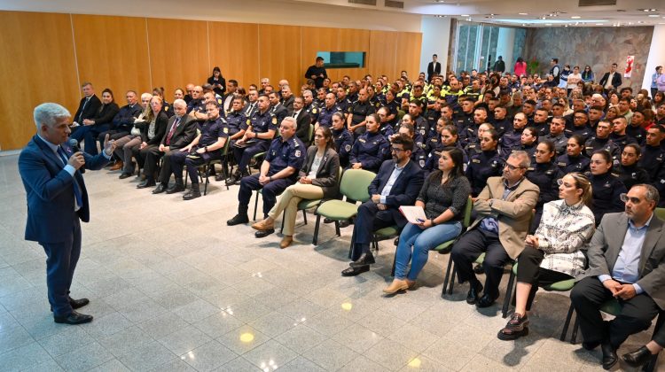 Poggi firmó el decreto para la compra de 70 motos para la Policía de la Provincia