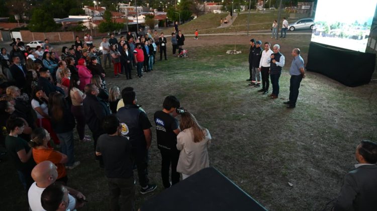 La plaza Capital de los Pájaros luce renovada con su nueva luminaria led