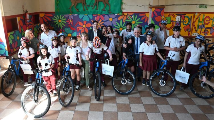Llegó la movilidad sustentable al Instituto Stoikheia: 20 alumnos recibieron sus TuBi