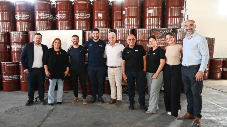 CAM Honey Brothers SA exhibió las virtudes de su liderazgo apícola ante el Gobernador