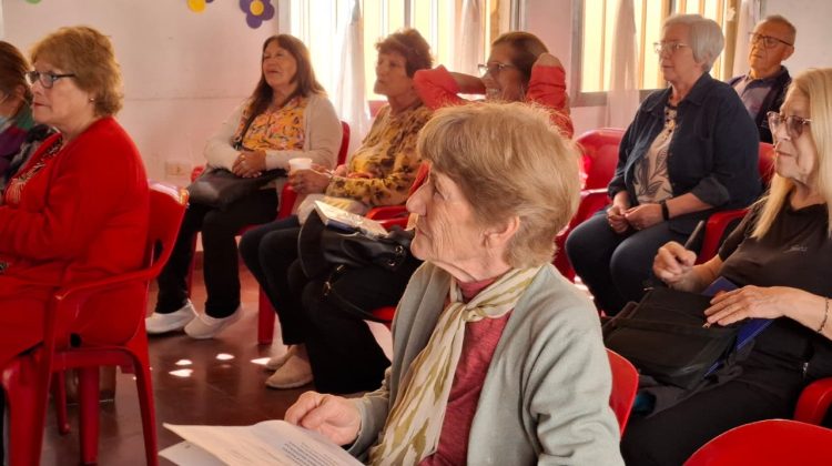 Asesoraron a personas mayores sobre prestaciones de DOSEP y educación financiera 