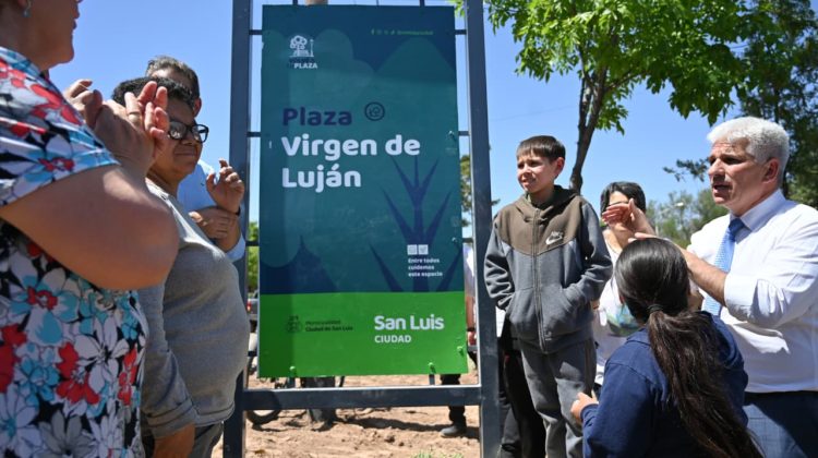 El Gobernador compartió con vecinos y el Intendente la reinauguración de una plaza en San Luis