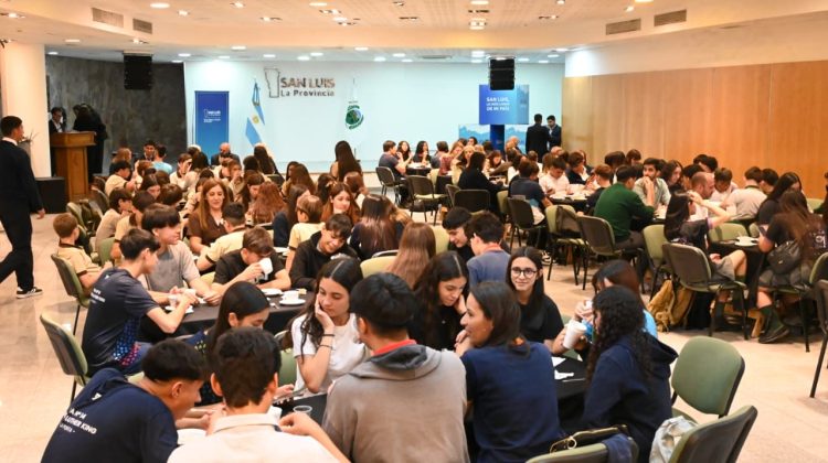 El Gobernador desayunó con los ganadores del concurso ‘Jóvenes por una Ética Pública’