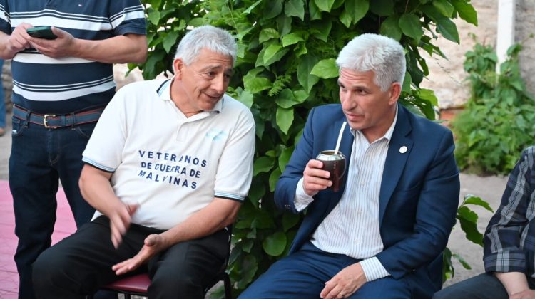 El Gobernador compartió una merienda con excombatientes del Centro ‘2 de Abril’