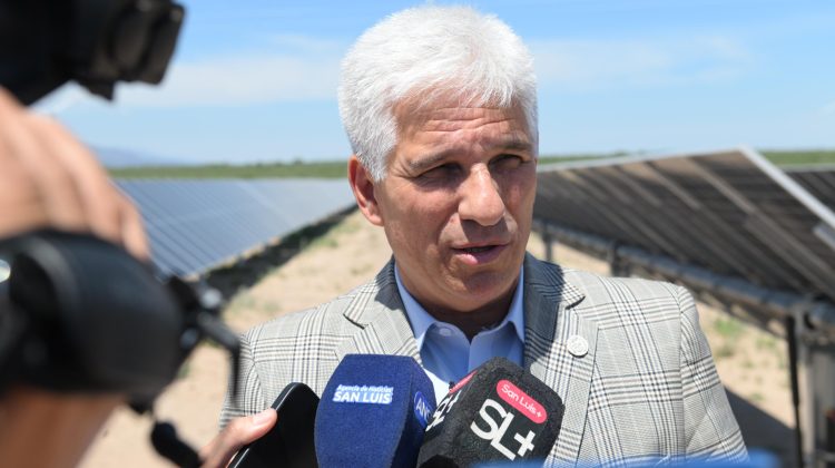 “La inversión privada instala parques solares y eólicos, y la pública facilita el transporte”