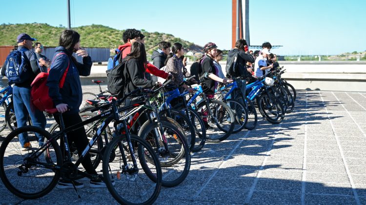 Dos escuelas de San Luis coordinaron una excursión urbana en bicicleta a la Casa de Gobierno