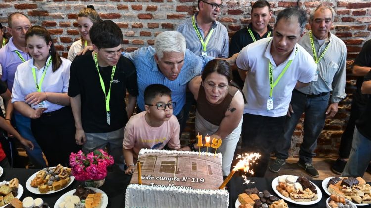 Poggi celebró con los vecinos un nuevo cumpleaños de Juan Llerena