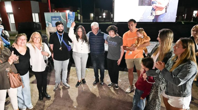 “Estoy muy emocionada y contenta por haber recibido la casa”