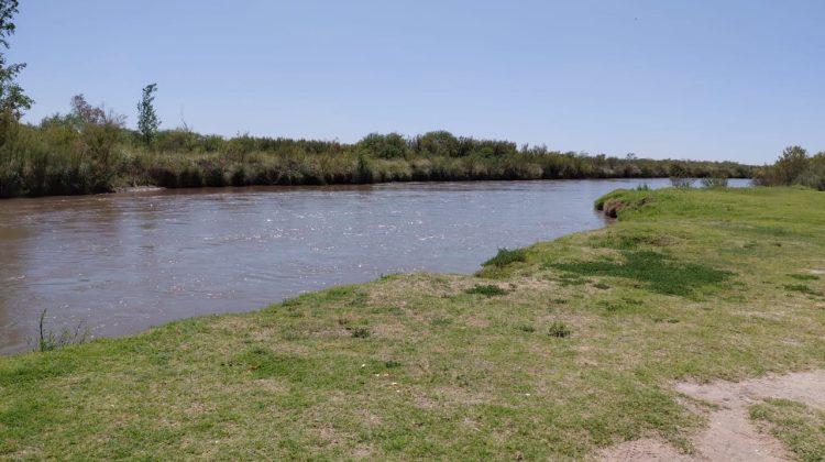San Luis Agua tomó muestras del río Quinto para monitorearlas