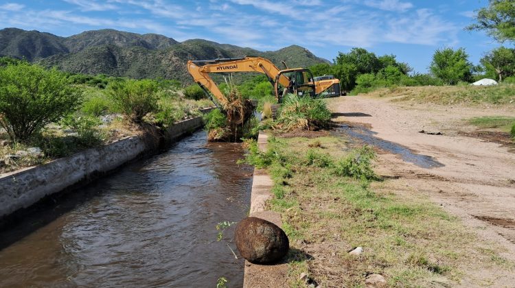 San Luis Agua trabaja en el mantenimiento del sistema principal de canales
