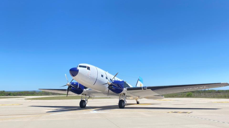 Una joya de la aviación histórica aterrizó en el Valle del Conlara