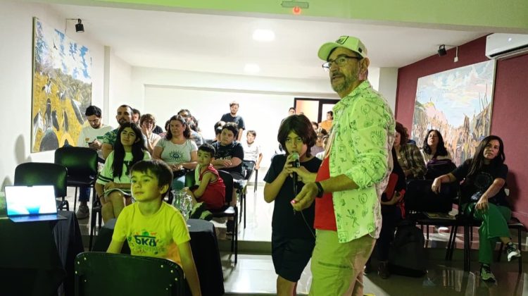 El historietista Chanti cautivó al público local con sus ‘Charlas dibujadas’