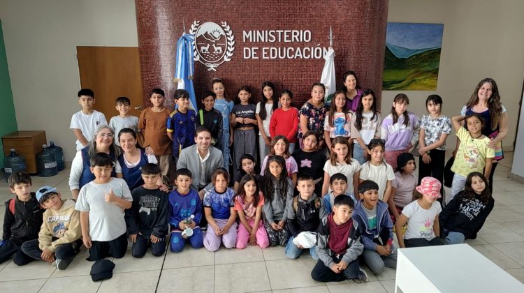 Alumnos de Cortaderas visitaron el ministerio de Educación