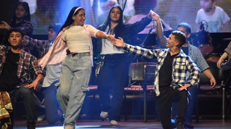 Más de cincuenta instituciones educativas brillaron en el Cine Teatro San Luis