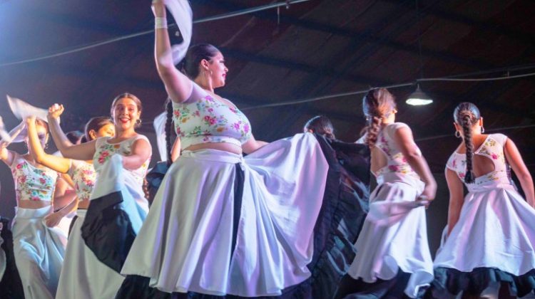 La escuela de Río Grande celebra el Día de la Tradición con una gran peña