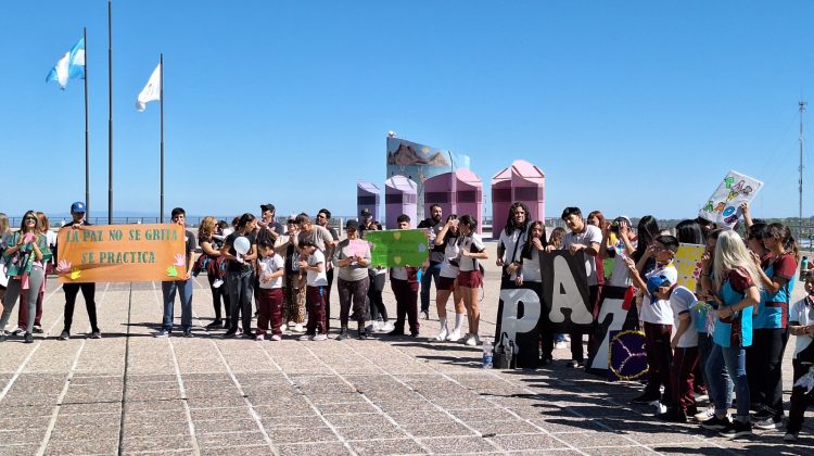El Instituto Stoikheia celebró una nueva ‘Caminata por la Paz y el Cuidado del Medio Ambiente’
