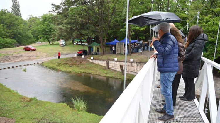 Inauguraron un puente colgante en Las Chacras