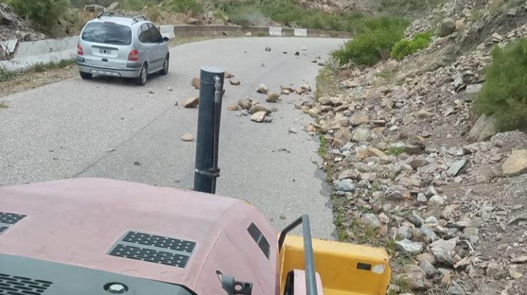 Vialidad Provincial despeja el camino que une Potrero de los Funes con La Punta