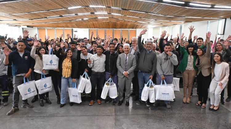 El personal de San Luis Agua luce nueva indumentaria