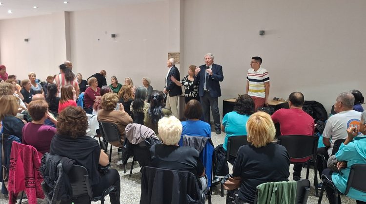 Grandes Amigos Salud: autoridades del Hospital Carrillo visitaron el Centro de Jubilados Provincial