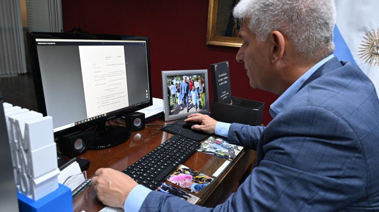 Poggi firmó el decreto de promulgación de la Ley de reducción de la feria judicial