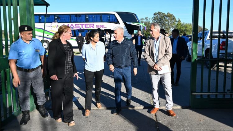 Poggi inauguró un centro de ventas y una planta purificadora en la Penitenciaría