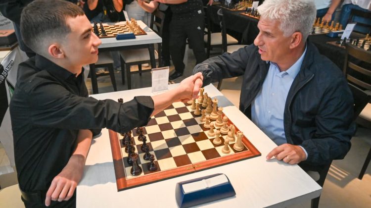 El Gobernador movió la primera pieza del Torneo Internacional de Ajedrez IRT Sub 2400