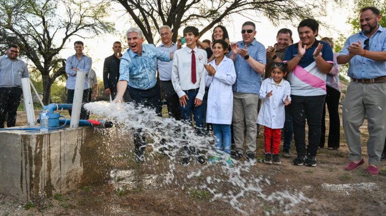 El Gobernador anunció la construcción de un nuevo acueducto en el paraje El Señuelo