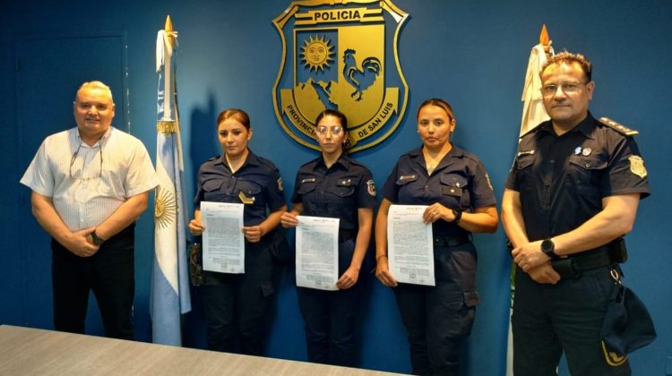 Reconocieron a mujeres policías por asistir a una joven que dio a luz en la vía pública