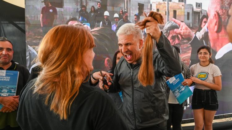 Poggi les cumplió el sueño de la casa propia y ella una promesa que esperó por 14 años