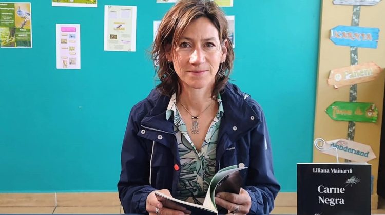 La poeta Liliana Mainardi presenta su nuevo libro ‘Carne negra’
