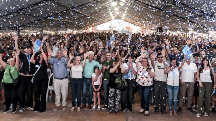 Cumplir la palabra empeñada: Poggi saldó una deuda histórica con la entrega de 1.500 viviendas