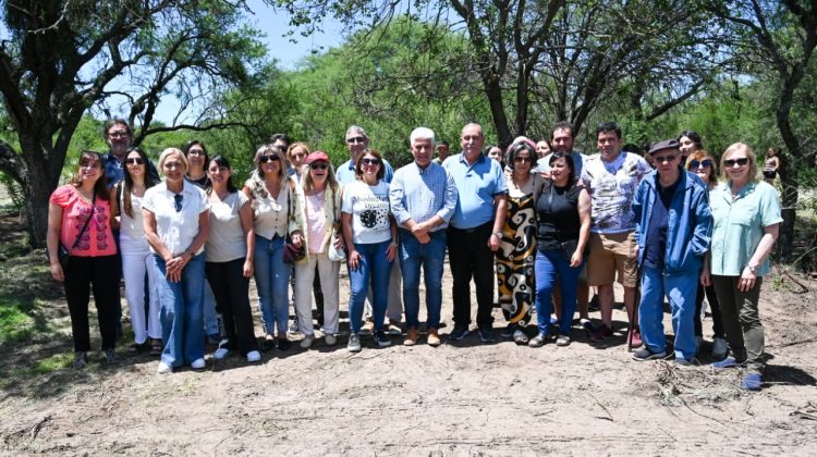 Poggi le anunció a 13 familias de El Volcán que pasarán la Navidad del 2026 en su casa propia