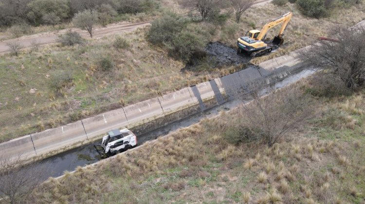 San Luis Agua finalizó la tercera limpieza del canal Paso de las Carretas