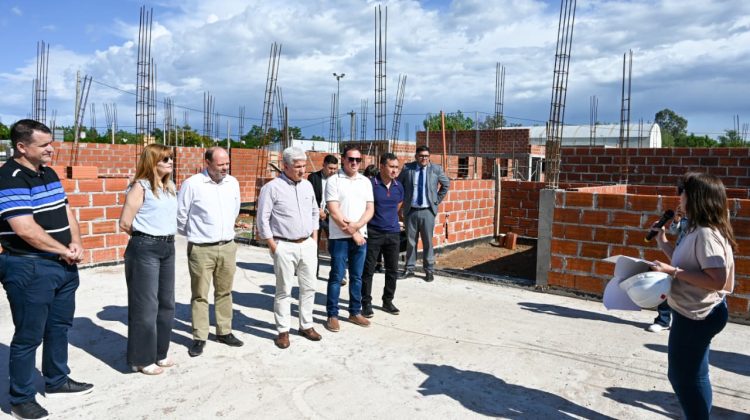 Poggi recorrió la obra del nuevo Hospital de Unión y entregó dos ambulancias