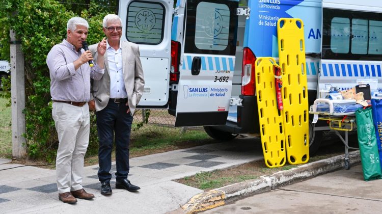 Poggi entregó una ambulancia al Centro de Salud Nº98 de Navia que fortalece el sistema sanitario