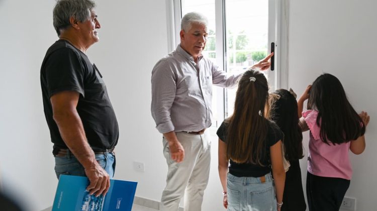 El Gobernador le cumplió el sueño de la casa propia a dos familias de Unión